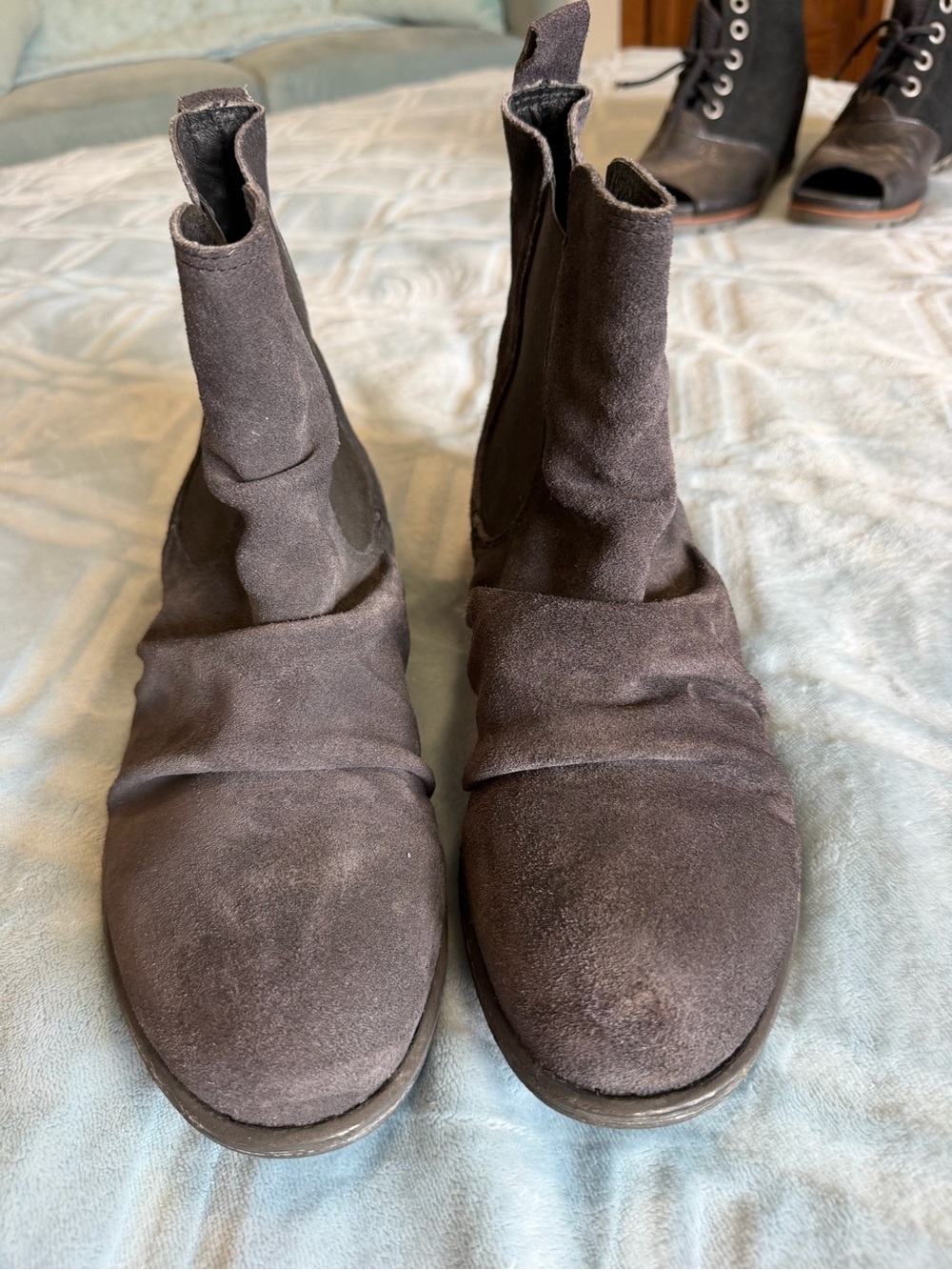Miz Mooz Lissie suede Chelsea boots in charcoal grey